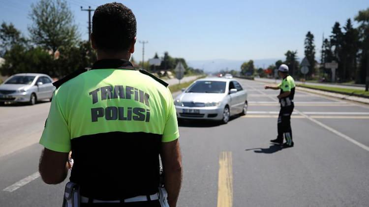 <p><span style="color:#B22222"><strong>KAZA YERİNİ TERK EDEN S&Uuml;R&Uuml;C&Uuml;YE HAPİS YOLU G&Ouml;R&Uuml;ND&Uuml;</strong></span></p>

<p>Teklifle anlaşma hali dışında maddi hasarlı, &ouml;l&uuml;ml&uuml; veya yaralanmalı trafik kazalarında, zabıtanın iznini almadan ve zaruret dışında olay yerinden ayrılan veya kazada &ouml;len, yaralanan veya maddi hasar var ise bu kaza trafiği, can ve mal g&uuml;venliğini etkilemiyorsa, sorumluluğun saptanmasında yararlı olacak kanıt ve izler dahil kaza yerindeki durumu değiştirmemesi koşuluna uymayan s&uuml;r&uuml;c&uuml;lere 46 bin lira idari para cezası verilecek.&nbsp;</p>
