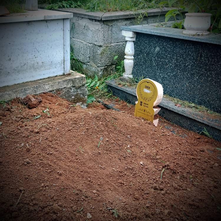 <p><span style="color:#B22222"><strong>"OĞLUMU ENGELLEYEMİYORUM" UYARISI</strong></span></p>

<p>Tutuklu Somun&rsquo;un babasının da olaydan &ouml;nce Sinem&rsquo;in ailesini telefonla arayarak,<strong><em> &ldquo;Artık oğlumu engelleyemiyorum, sizi uyarıyorum. Bu saatten sonra torununuzun başına geleceklerden mesul değilim&rdquo;</em></strong> dediği &ouml;ne s&uuml;r&uuml;ld&uuml;.</p>

<p>&nbsp;</p>
