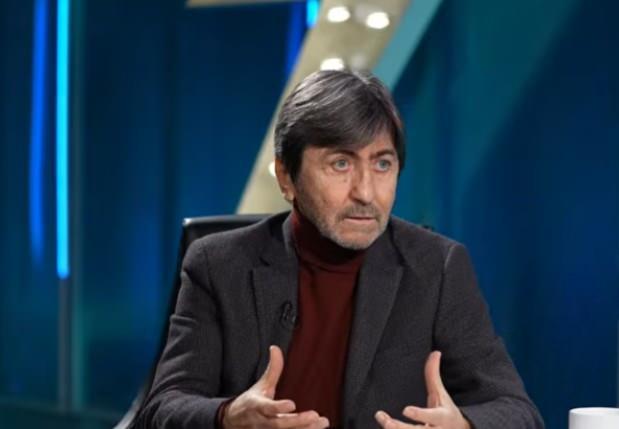 <p>&Uuml;nl&uuml; yorumcu, sarı-kırmızılıların y&uuml;zde 55 ihtimalle turu atlayacağını belirtti.</p>
