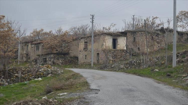 <p><span style="color:#B22222"><strong>KEMERLİ K&Ouml;Y&Uuml;</strong></span></p>

<p>(Şırnak Merkez):</p>

<p><strong>4 kişi</strong></p>
