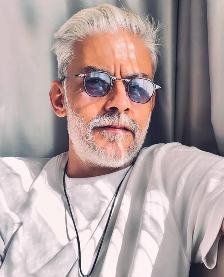 <p>Hen&uuml;z 45 yaşında hayata veda eden Arslan'ın acı haberinin ardından, kendisi gibi oyuncu olan meslektaşları sosyal medya hesaplarından paylaştıkları mesajlarla duydukları &uuml;z&uuml;nt&uuml;y&uuml; dile getirerek &uuml;nl&uuml; isme veda etti.</p>
