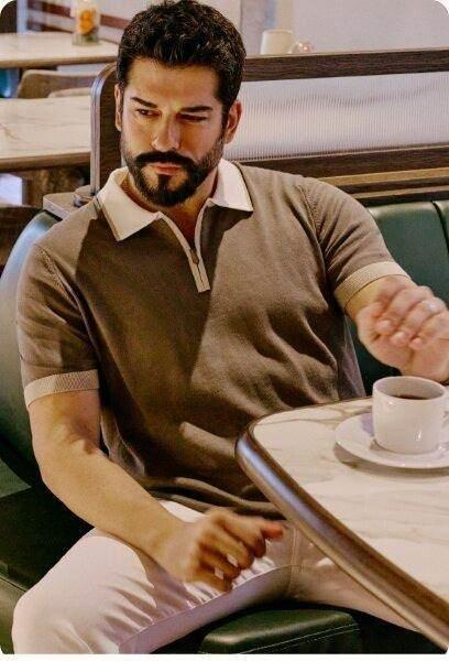 <p><span style="color:#FF0000"><strong>SERVETİ 1 MİLYAR TL'Yİ AŞTI!</strong></span></p>

<p><strong>Pek &ccedil;ok yerde l&uuml;ks evleri ve ara&ccedil;ları bulunan &uuml;nl&uuml; ismin servetinin 1 milyar TL'yi aştığı iddia edilirken &Ouml;z&ccedil;ivit'in K&ouml;rfez&rsquo;de kazandığı gelirleri gayrimenkule yatırdığı &ouml;ne s&uuml;r&uuml;ld&uuml;.</strong></p>
