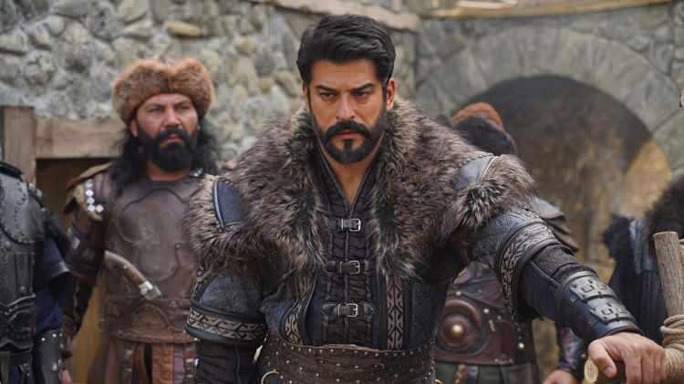 <p><strong>Yeni sezon i&ccedil;in b&ouml;l&uuml;m başına 4 milyon lira isteyen ve yapım şirketiyle anlaşamayarak diziden ayrılan &uuml;nl&uuml; isim, şimdilerde tiyatro sahnelerinde sevenleriyle buluşuyor.</strong></p>
