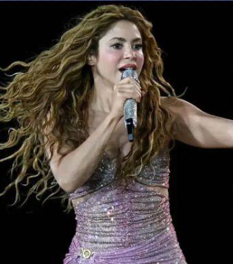 <p><span style="color:#B22222"><strong>SAHNENİN ORTASINDA YERE KAPAKLANDI</strong></span></p>
