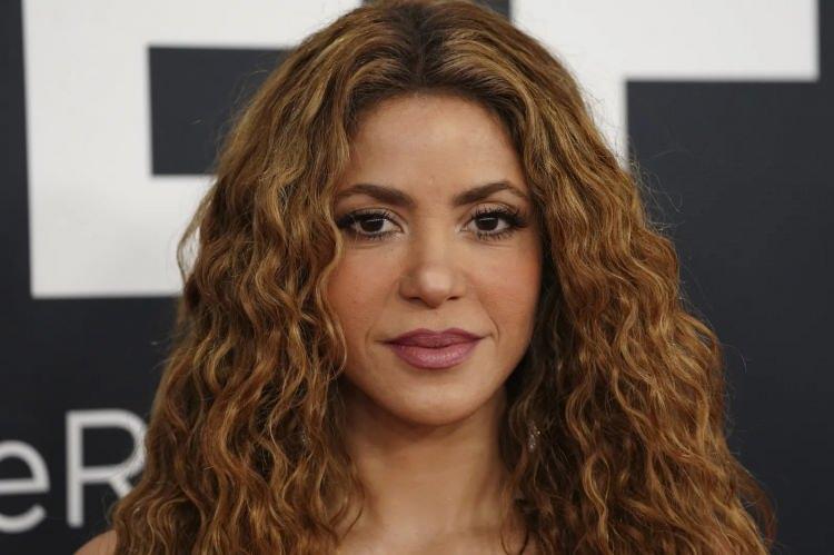<p>Shakira, durumunun iyi olduğunu ve kazayı hasarsız bir şekilde atlattığını instagram hesabından yaptığı şu espirili paylaşımla alaya aldı:</p>

<p><em><strong>"Merak etmeyin, ben lastikten yapılmış gibiyim."</strong></em></p>
