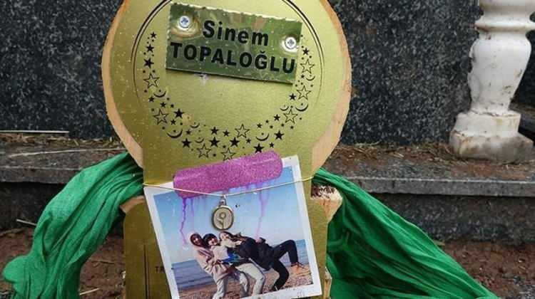 <p><strong><span style="color:rgb(178, 34, 34)">"Hİ&Ccedil; KİMSEDEN KORKUM YOK SİZE SAVAŞ A&Ccedil;ACAĞIM"</span></strong></p>

<p>&Ouml;te yandan bug&uuml;n hakkında a&ccedil;ılan davada ilk kez hakim karşına &ccedil;ıkacak olan Ali Eren Somun&rsquo;un, 28 Haziran 2025'te eşinin ailesini telefonla arayarak,&nbsp;<strong>&ldquo;Torununu boşayacağım, d&uuml;ğ&uuml;ndeki altınlar dahil size hi&ccedil;bir şey bırakmayacağım, Ali Eren Somun'un kim olduğunu size g&ouml;stereceğim. Hi&ccedil; kimseden korkum yok, size savaş a&ccedil;acağım&rdquo;</strong>&nbsp;diye tehdit ettiği iddia edildi. Sinem'in ailesinin, telefon g&ouml;r&uuml;şmeleri sonrası tutuklu sanık ile babası hakkında jandarmaya şikayette bulunduğu &ouml;ğrenildi.</p>
