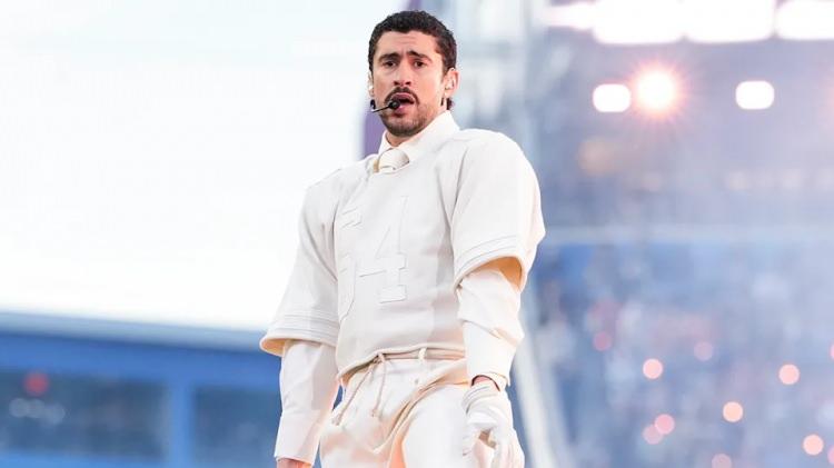 <p>Apple Music'in ana sponsorluğunda ger&ccedil;ekleşen <strong>2026 Super Bowl</strong>, spor d&uuml;nyasının en prestijli organizasyonu olmanın &ouml;tesine ge&ccedil;erek devasa bir şova d&ouml;n&uuml;şt&uuml;.</p>
