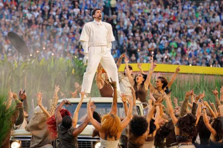 <p>Porto Riko&rsquo;nun enerjisini d&uuml;nya vitrinine taşıyan bu g&ouml;rkemli performans, stadyumu bir spor arenasından &ccedil;ıkarıp t&uuml;m d&uuml;nyayı etkisi altına alarak adeta bir k&uuml;lt&uuml;r festivaline d&ouml;n&uuml;şt&uuml;rd&uuml;.</p>
