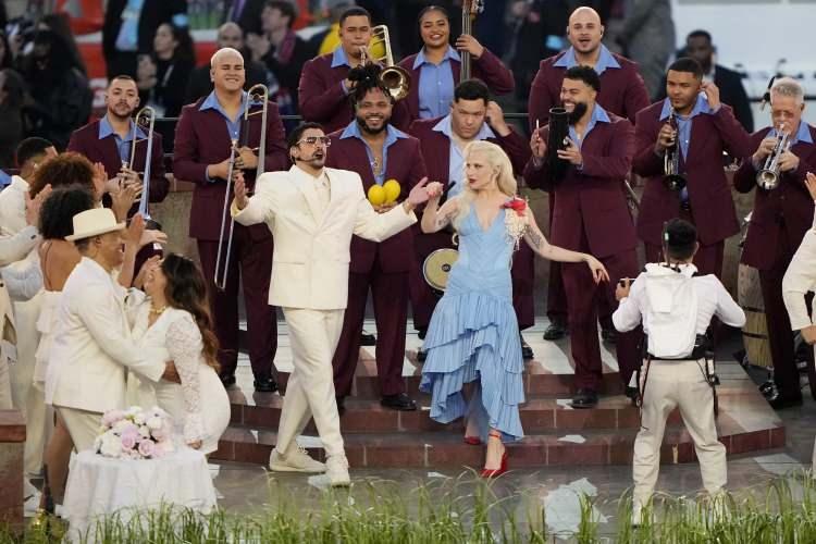 <p>T&ouml;renin bitmesinin ardından Lady Gaga'nın sahneye girmesiyle birlikte&nbsp;<strong>Porto Rikolu salsa grubu Los Sobrinos sahneye &ccedil;ıktı</strong>.&nbsp;</p>
