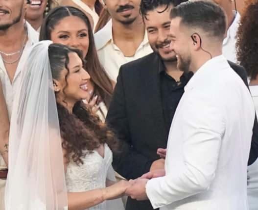 <p>Sahnedeki <strong>bu d&uuml;ğ&uuml;n&uuml;n ger&ccedil;ek olduğunun &ouml;ğrenilmes</strong>i, g&ouml;steriyi daha da ilgin&ccedil; hale getirdi. Sanat&ccedil;ının temsilcisi, &ccedil;iftin g&ouml;steri sırasında <strong>ger&ccedil;ekten evlendiğini doğruladı.&nbsp;</strong>&nbsp;</p>
