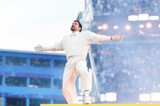 <p><strong><span style="color:#B22222">MESAJLAR TAŞIYAN ŞOV</span></strong></p>
