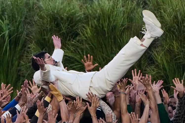 <p><span style="color:#B22222"><strong>ŞOV ADETA G&Ouml;RSEL BİR Ş&Ouml;LENE D&Ouml;N&Uuml;ŞT&Uuml;</strong></span></p>
