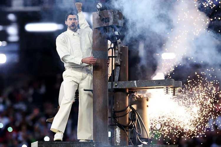 <p><strong><span style="color:#B22222">ELEKTRİK DİREĞİ SAHNE DEKORU İLE MESAJ&nbsp;</span></strong></p>
