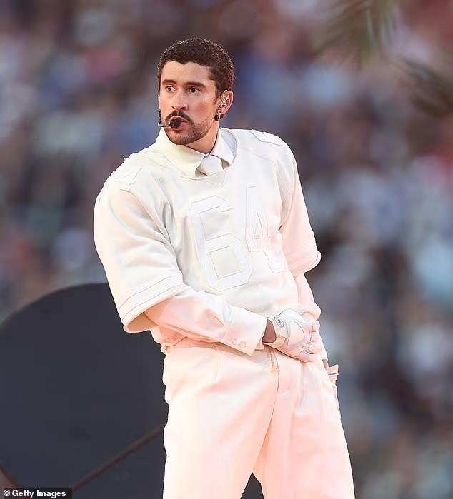 <p>Performansın en &ccedil;ok konuşulan detayı,&nbsp;<strong>Bad Bunny'nin &uuml;zerindeki 64 numaralı bej formaydı</strong>. Bu formanın &uuml;zerindeki numara sıradan bir numara değil;<strong>&nbsp;2017 yılında Porto Riko'yu yerle bir eden Maria Kasırgası sonucunda hayatını kaybeden kişi sayısını temsil ediyordu.</strong></p>
