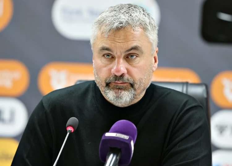 <p>Kırmızı-beyazlı kul&uuml;b&uuml;n yazılı a&ccedil;ıklamasında, 1.5 yıl &ouml;nce Temmuz ayında g&ouml;reve başlayan ve ilk yılında Samsunspor'u lig &uuml;&ccedil;&uuml;nc&uuml;l&uuml;ğ&uuml;ne taşıyarak tarihi başarıya imza atan teknik direkt&ouml;r Thomas Reis ile vedalaşıldığı bildirildi.</p>
