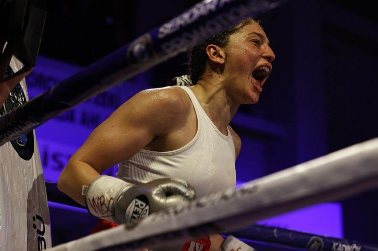 <p><strong>Tansiyon bir an olsun d&uuml;şmediği yarışmanın fragmanının sonunda sunucu Acun Ilıcalı'nın &Ccedil;etin'e s&ouml;ylediği "<em>Hayatımda g&ouml;rd&uuml;ğ&uuml;m 'Saygı g&ouml;steriyorum' diyerek en saygısız c&uuml;mleleri s&ouml;yleyen insanlardan birisin." </em>diyerek uyarıda bulunduğu da g&ouml;sterildi.</strong></p>
