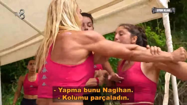 <p><strong>&Ccedil;etin, "Niye abartıyorsun bir şeyleri?" diye sorduğu anlarda Karadere'nin "Neyi abartıyorum? Kolumu b&ouml;yle yırttın. Yırttın kolumu." diyerek &uuml;zerine y&uuml;r&uuml;d&uuml;ğ&uuml; de g&ouml;r&uuml;l&uuml;yor.</strong></p>
