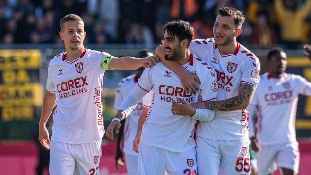 <p>9- Samsunspor<br />
<br />
Toplam maaş &ouml;demesi: 12,465,000 euro<br />
<br />
Ortalama maaş | 479,423 euro<br />
<br />
Futbolcu sayısı: 26</p>
