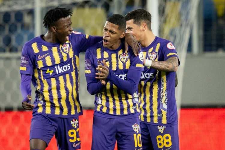 <p>8- Ey&uuml;pspor<br />
<br />
Toplam maaş &ouml;demesi: 9,300,000 euro<br />
<br />
Ortalama maaş | 489,474 euro<br />
<br />
Futbolcu sayısı: 19</p>
