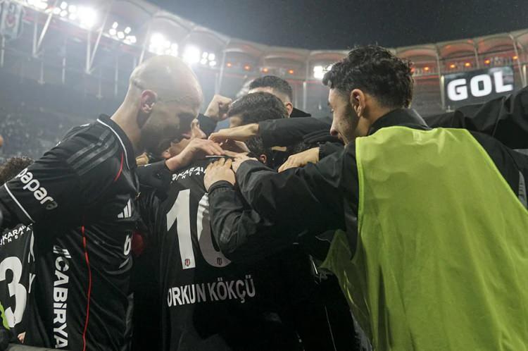 <p>3- Beşiktaş<br />
<br />
Toplam maaş &ouml;demesi: 57,496,528 euro<br />
<br />
Ortalama maaş | 2,129,501 euro<br />
<br />
Futbolcu sayısı: 27</p>
