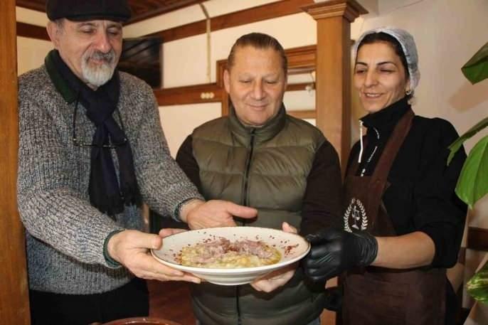 <p><span style="color:#FF0000"><strong>"D&Uuml;NYANIN EN UZUN S&Uuml;REYLE HAZIRLANAN YEMEKLERİNDEN"</strong></span></p>

<p><strong>Amasya Yalıboyu Turizm İşletmeleri Derneği Başkanı Sel&ccedil;uk Baş&uuml;n ise keşkeğin g&uuml;n&uuml;n her &ouml;ğ&uuml;n&uuml;nde keyifle t&uuml;ketildiğini vurgulayarak "Keşkeği orijinal coğrafi işaretli haliyle pişirirseniz d&uuml;nyanın en uzun s&uuml;reyle hazırlanan yemeklerinden biridir.</strong></p>
