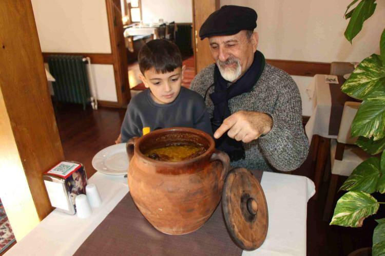 <p><strong>"Keşkeğin sırrı mutlaka &ccedil;eperdedir." diyen Kesim, "Eğer &ccedil;eperde kabuk bağlama ve kolajen ortaya &ccedil;ıkıyorsa kesinlikle o iyi bir fırın keşkeğinin emaresidir" ifadelerini kullandı.</strong></p>

