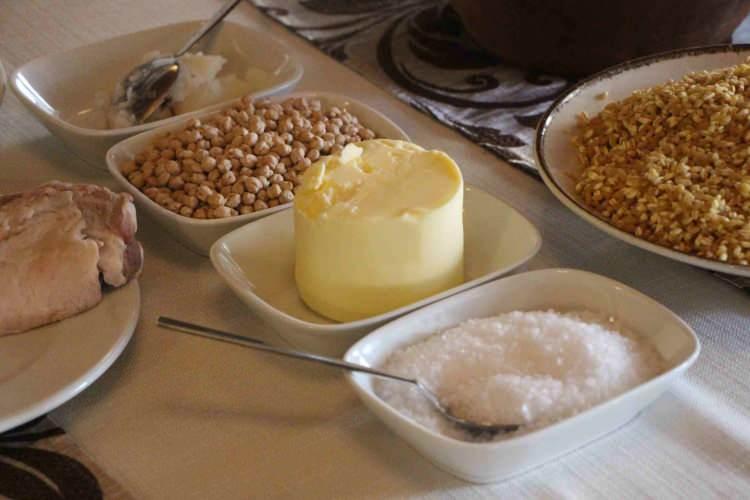 <p><span style="color:#FF0000"><strong>TARİHİ 2 BİN 500 YIL &Ouml;NCESİNE DAYANIYOR</strong></span></p>

<p><strong>Amasya'nın G&ouml;yn&uuml;cek il&ccedil;esindeki Oluz H&ouml;y&uuml;k kazılarında, i&ccedil;inde kemik ve tahıl par&ccedil;alarının yer aldığı toprak &ccedil;&ouml;mleğin bulunmasıyla keşkeğin tarihine ilişkin dikkat &ccedil;eken bir ger&ccedil;ek ortaya &ccedil;ıktı. Pers d&ouml;nemine ait bir saray mutfağında pişmiş topraktan yapılmış 30 santim uzunluğundaki tencerenin 30 kişilik bir yemeği pişirecek &ouml;l&ccedil;&uuml;lerde olduğu belirtilirken, keşkeğin tarihinin 2 bin 500 yıl &ouml;ncesine dayandığı kayıtlara ge&ccedil;ti.</strong></p>
