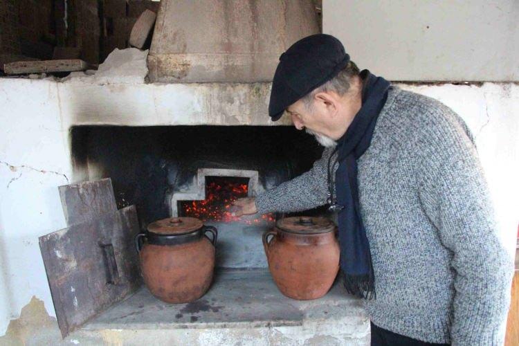 <p><strong>Gece boyunca tam 12 saat pişen keşkek, sabah sofralara ulaşıyor.</strong></p>
