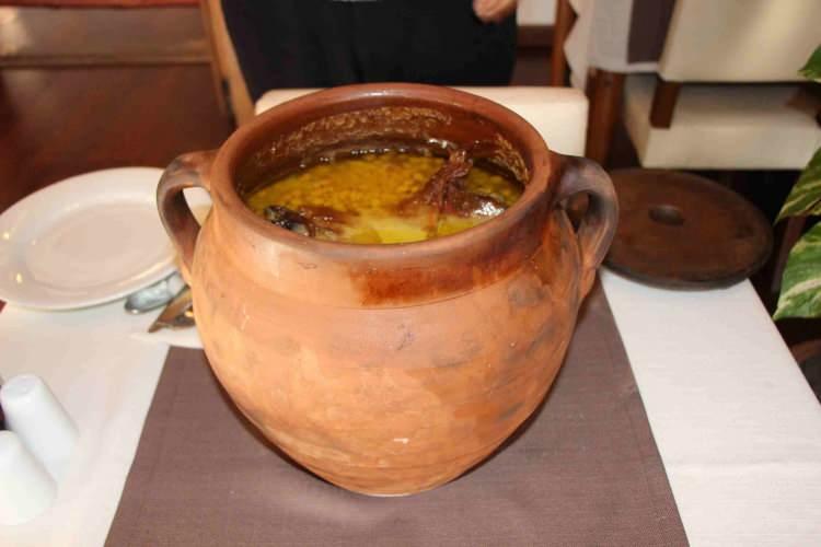 <p><span style="color:#FF0000"><strong>TAM 12 SAAT PİŞİRİLİYOR</strong></span></p>

<p><strong>Akşamdan odun ateşiyle ısıtılan taş fırına bırakılan yemeğin pişme s&uuml;resi ve hazırlanışı olduk&ccedil;a zahmetli.&nbsp;</strong></p>
