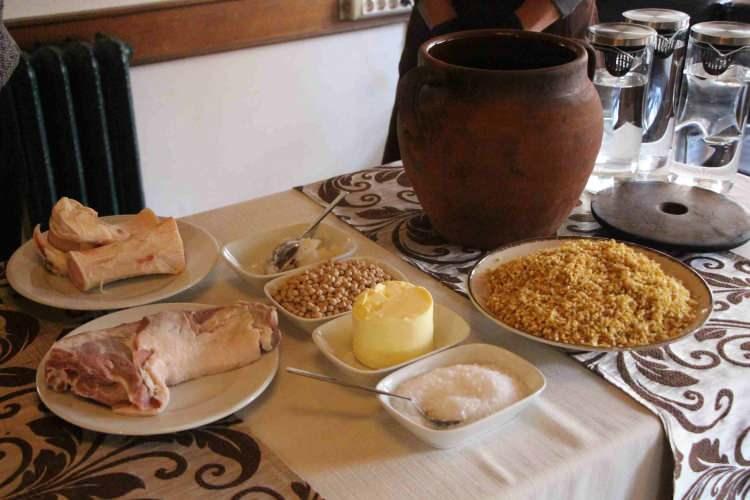 <p><span style="color:#FF0000"><strong>"HİTİT KRALLARINA YAPILMIŞ BİR YEMEK"</strong></span></p>

<p><strong>Keşkeğin ge&ccedil;mişinin Hitit d&ouml;nemine kadar dayandığına işaret eden 'Ge&ccedil;mişten g&uuml;n&uuml;m&uuml;ze Amasya mutfağı' kitabının yazarı gurme Yaman Kesim, ş&ouml;yle konuştu:</strong></p>

<p><strong>"Aslına uygun malzeme ve doğru pişirme y&ouml;ntemine &ouml;nem veriyoruz. 3 bin yıllık &ouml;zel bir yemekten s&ouml;z ediyoruz.</strong></p>
