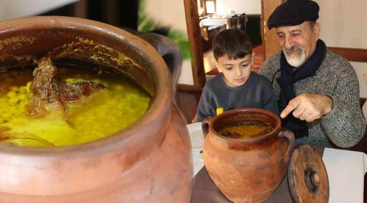 <p><span style="color:#B22222"><em><strong>Amasya mutfağının simgelerinden biri olan coğrafi işaretli taş fırın keşkeği, hem zahmetli hazırlanışı hem de şaşırtıcı faydalarıyla dikkatleri &uuml;zerine &ccedil;ekiyor. Bayram sofralarının ve d&uuml;ğ&uuml;nlerin vazge&ccedil;ilmez ikramı olan bu lezzetin ge&ccedil;mişinin 2 bin 500 yıl &ouml;ncesine dayandığı kayıtlara ge&ccedil;ti.</strong></em></span></p>
