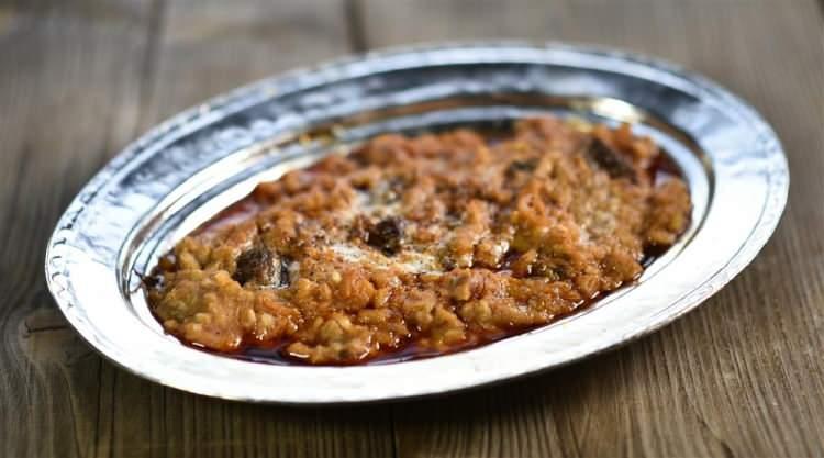 <p><strong>Amasya'nın coğrafi işaret tescilli lezzeti taş fırın keşkeği, yıllardır Anadolu topraklarının en sevilen lezzetlerinin başında yer alıyor. Kuzu gerdan et, ilikli kemik, nohut, yarma ve tereyağının muhteşem uyumuyla sofralarda kendine yer bulan bu eşsiz lezzet, geleneksel T&uuml;rk mutfağının en eski ve en zahmetli yemekleri arasına adını yazdırıyor.</strong></p>
