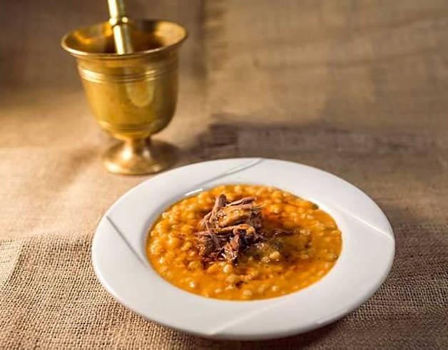 <p><strong>G&uuml;n&uuml;n &uuml;&ccedil; &ouml;ğ&uuml;n&uuml;nde sevilerek t&uuml;ketilen keşkek, &ouml;zellikle bayram, d&uuml;ğ&uuml;n ve eğlencelerde de sıklıkla tercih ediliyor.</strong></p>
