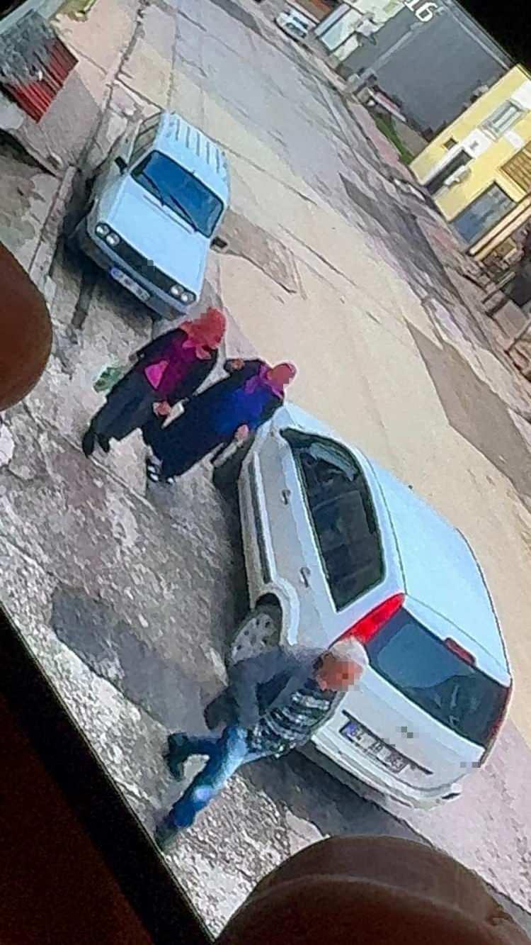 <p>Ş&uuml;phelilerin adrese gelişi g&uuml;venlik kamerasına anbean yansıdı.</p>

<p>&nbsp;</p>
