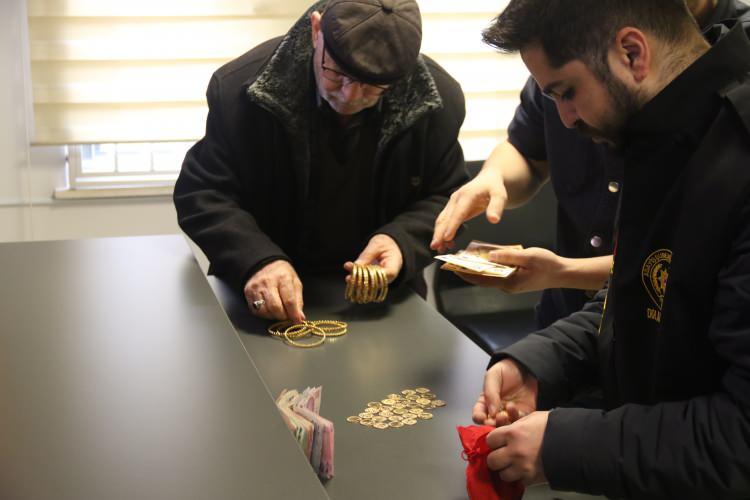 <p>Ekiplerce ele ge&ccedil;irilen yaklaşık 5 milyon 200 bin TL değerinde ziynet eşyası ve para Kazım Kınık'a teslim edildi.</p>
