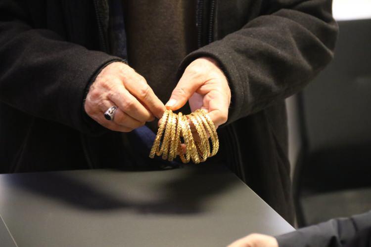 <p><strong><em>'Şu bankalarda senin alakan var mı?' dediler.</em></strong></p>

<p>&nbsp;</p>

<p><strong><em>'Yok' dedim. </em></strong></p>

<p>&nbsp;</p>

<p><strong><em>Ben de ziynet olduğunu, para olduğunu s&ouml;yleyip, 'Seni biz emniyetini alabilmemiz i&ccedil;in. Diyarbakır'da yakalanmışsın su&ccedil;&uuml;st&uuml;, savcılık sana k&acirc;ğıt getirdi, seni temize &ccedil;ıkarabilmemiz i&ccedil;in. Ben, Komiser Volkan.' dedi sanırım.</em></strong></p>

<p>&nbsp;</p>

<p><strong><em>Sonra, 'Ben seni 155'ten arıyorum' dedi. </em></strong></p>

<p>&nbsp;</p>

<p><strong><em>'Ben senin polis olduğunu nerden bileyim' dedim. </em></strong></p>

<p>&nbsp;</p>

<p><strong><em>'İşte savcı ile irtibatlı' dedi, </em></strong></p>

<p>&nbsp;</p>

<p><strong><em>'Savcı seni tutuklayacak ama temiz olduğunu ispat etmek istiyor' dedi.</em></strong></p>
