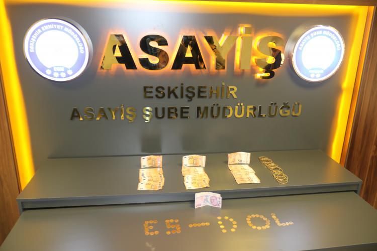 <p><span style="color:#A52A2A"><strong>"KİMSEYE DUYURMA"</strong></span></p>

<p>&nbsp;</p>

<p><strong><em>'Senin ziynetin varmış. Bunları takip ediyorlar' dedi.</em></strong></p>

<p>&nbsp;</p>

<p><strong><em>'Senin dibindeki komşun, ev komşun. K&ouml;yden seni şik&acirc;yette bulunmuş' dedi.</em></strong></p>

<p>&nbsp;</p>

<p><strong><em>Hanımın fotoğrafını kimliğinin &uuml;zerine bir kadın yapıştırmışlar, onu attılar. </em></strong></p>

<p>&nbsp;</p>

<p><strong><em>Benim kimliğimin &uuml;zerine bir adam yapıştırmışlar, onu attılar. 'Sen bunları tanıyor musun? Bunlar su&ccedil;&uuml;st&uuml; yakalandı Diyarbakır'da' dediler.</em></strong></p>

<p>&nbsp;</p>

<p><strong><em>'Gizli polisiz, &ccedil;ocuğuna s&ouml;yleme, kimseye duyurma' dediler. </em></strong></p>

<p>&nbsp;</p>

<p><strong><em>Hem benim hem eşimin telefonunu meşgul ettiler. İkimizi de bir yerlere haber vermesin diye." dedi.</em></strong></p>
