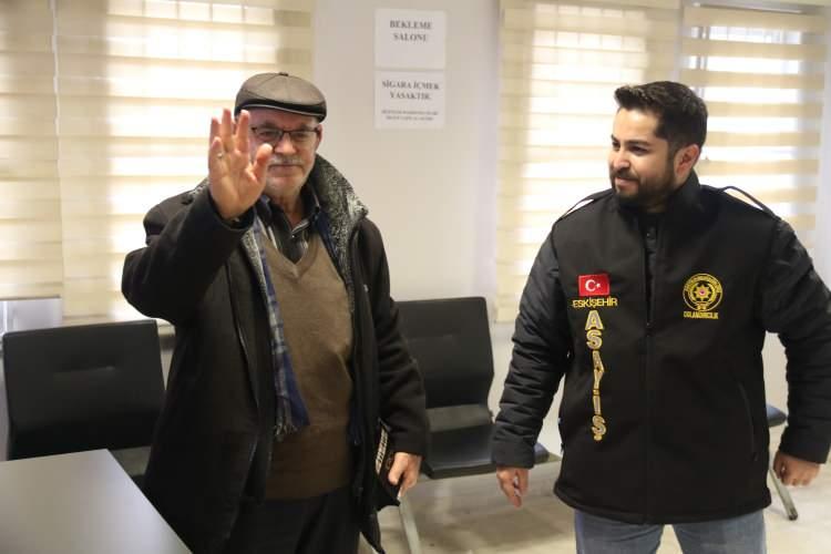 <p><span style="color:#A52A2A"><strong>DOLANDIRICILAR T&Uuml;M S&Uuml;LALESİNİN İSMİNİ SAYDI</strong></span></p>

<p>&nbsp;</p>

<p>Dolandırıcıların kendisini telefonla aradığını s&ouml;yleyen Kınık yaşadıklarını şu s&ouml;zlerele anlattı:</p>

<p>&nbsp;</p>

<p><em><strong>"Dolandırıcılar telefonla aradılar; benim kimlik numaramı, b&uuml;t&uuml;n ge&ccedil;miş ailemin hepsinin isimlerini, &ccedil;ocuğumu, kız kardeşlerimi, annemi, babamı, &ouml;lenimi, sağ olanımı, b&uuml;t&uuml;n hanımın tarafının kardeşlerini, annesini, babasını t&uuml;m&uuml;n&uuml;n isimlerini s&ouml;ylediler.&nbsp;</strong></em></p>
