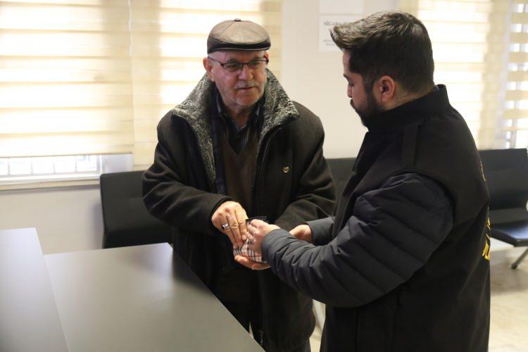 <p>Kazım Kınık, <strong><em>"Elime g&uuml;zelce saydım, kapıya geldiler, dolandırıcılara teslim ettim. Ondan sonra bana, 'Şimdi senin savcılık teslim alıp sana ait olduğunu tespit edecek, 20 dakika sonra sana teslim edecekler' dedi.</em></strong></p>

<p>&nbsp;</p>

<p><strong><em>Sonra dedim, 'Soyguncusunuz, ben polisim, sizi polise şik&acirc;yet edeceğim' dedim. </em></strong></p>

<p>&nbsp;</p>

<p><strong><em>Dolandırıcı, 'Ben zaten polisim' dedi. </em></strong></p>

<p>&nbsp;</p>

<p><strong><em>"Sen polis falan değilsin, sen soyguncusun da benim kafam durdu." dedim. </em></strong></p>

<p>&nbsp;</p>

<p><strong><em>Ondan sonra toplam 1 saat i&ccedil;erisinde polis geldi. Komşunun kamerasından g&ouml;r&uuml;nt&uuml; aldılar. Sonra dolandırıcılar yakalandı. Yakalandığına dair 1 saat i&ccedil;erisinde bize haber geldi. Eskişehir İl M&uuml;d&uuml;rl&uuml;ğ&uuml;m&uuml;ze, Asayiş Şube M&uuml;d&uuml;rl&uuml;ğ&uuml;m&uuml;ze, Dolandırıcılık B&uuml;ro Amirliğimize teşekk&uuml;r ederim. &Ccedil;ok hızlı bir şekilde m&uuml;dahale edildi. Altınlarım eksiksiz bir şekilde teslim edildi. Teşekk&uuml;r ederim. Allah razı olsun devletimizden, askerimizden, polisimizden. &Ccedil;ok memnunum. Allah razı olsun, teşekk&uuml;r ederim." </em></strong>diye konuştu.</p>

<p>&nbsp;</p>

<p><em><strong>KAYNAK: İHA</strong></em></p>
