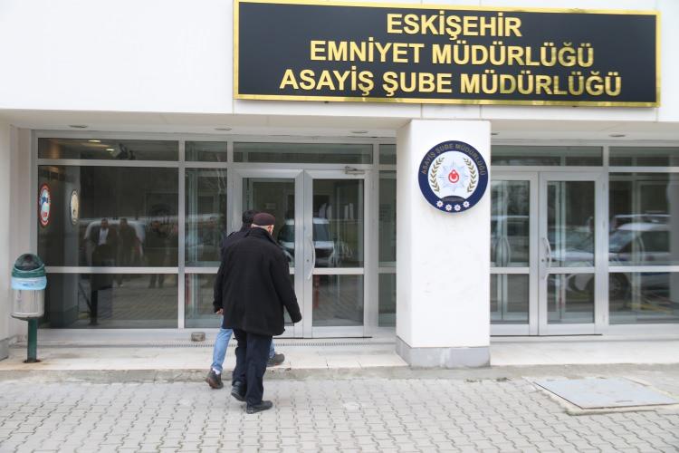 <p><span style="color:#A52A2A"><strong>3 Ş&Uuml;PHELİ YAKALANDI&nbsp;</strong></span></p>

<p>&nbsp;</p>

<p>İhbar &uuml;zerine &ccedil;alışma yapan İl Emniyet M&uuml;d&uuml;rl&uuml;ğ&uuml; Asayiş Şube M&uuml;d&uuml;rl&uuml;ğ&uuml; ekipleri olayı ger&ccedil;ekleştirdiği belirlenen S.B., H.E. ve A.B.'yi İstanbul'a ka&ccedil;maya &ccedil;alışırken Kocaeli'de yakalandı.&nbsp;</p>
