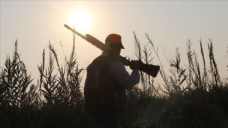 <p>Merkez Av Komisyonu tarafından avlanmanın yasaklandığı avlaklarda avlananlara verilen idari para cezası tutarı 200 liradan 10 bin liraya, &ouml;zel kanunlarla avlanmanın yasaklandığı sahalar ile "yaban hayatı koruma sahası", "yaban hayatı geliştirme sahası" ve "&uuml;retme istasyonu" olarak tanımlanan saha ve istasyonlarda avlananlara kesilen idari para cezası tutarı ise 350 liradan 15 bin liraya y&uuml;kseltilecek.</p>

<p>Avcılığın kontrol&uuml;, av hayvanlarının korunması, av yasaklarının takibi ve Kanun kapsamında &uuml;retim yapan yerlerin denetimi, Doğa Koruma ve Milli Parklar ile Orman Genel M&uuml;d&uuml;rl&uuml;klerince yapılacak.</p>
