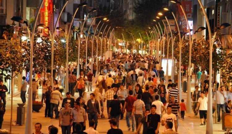 <p><span style="color:#B22222"><strong>ANTALYA</strong></span></p>

<p>2 milyon 777 bin 677 kişi</p>
