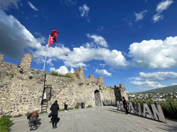 <p><span style="color:#B22222"><strong>ARDAHAN</strong></span></p>

<p>90 bin 392 kişi</p>
