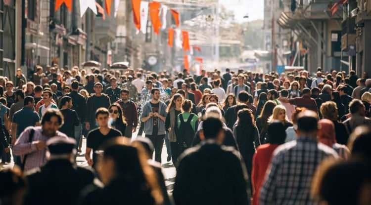 <p><span style="color:#B22222"><em><strong>T&Uuml;İK tarafından a&ccedil;ıklanan 2025 n&uuml;fus verileri, dikkat &ccedil;eken bir tabloyu g&ouml;zler &ouml;n&uuml;ne serdi. Toplam n&uuml;fus 86 milyonu aşarken, Anadolu'daki bazı yerlerin adeta sessizliğe b&uuml;r&uuml;nmesi olduk&ccedil;a şaşırtan bir detayı ortaya &ccedil;ıkardı. İstatistiklere g&ouml;re; T&uuml;rkiye'nin en k&uuml;&ccedil;&uuml;k &uuml;&ccedil; k&ouml;y&uuml;nde toplamda yalnızca 3 kişi ikamet ediyor. İşte, o k&ouml;yler...</strong></em></span></p>
