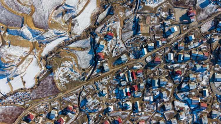 <p><strong>T&uuml;rkiye genelinde bir k&ouml;yde yaşayan ortalama kişi sayısı 234 olarak belirlenirken, Adıyaman/Merkez'e bağlı İpekli K&ouml;y&uuml; 6.681 kişiden oluşan n&uuml;fusuyla listenin zirvesine adını yazdırdı.</strong></p>
