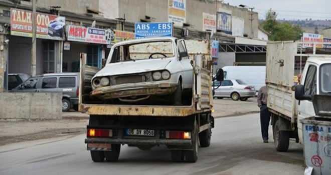 <p><span style="color:#B22222"><strong>HURDA ARA&Ccedil;LA TRAFİĞE &Ccedil;IKANA 46 BİN TL</strong></span></p>

<p>&nbsp;</p>

<p>Hurdaya ayrılmış ara&ccedil;ların trafikte kullanılması halinde s&uuml;r&uuml;c&uuml;lere 46 bin lira ceza kesilecek.</p>
