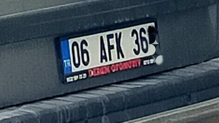 <p>Plakasında okunmayı engelleyecek değişiklik yapan s&uuml;r&uuml;c&uuml;lere 140 bin lira ceza kesilecek ve ara&ccedil; 30 g&uuml;n trafikten men edilecek. Aynı ihlalin bir yıl i&ccedil;inde tekrarlanması halinde ceza 280 bin liraya &ccedil;ıkacak ve men s&uuml;resi 60 g&uuml;n olacak.</p>

<p>Tescilli aracı plakasız kullananlara 46 bin lira ceza verilecek, ehliyetleri 30 g&uuml;n geri alınacak ve ara&ccedil; 30 g&uuml;n trafikten men edilecek. İhlalin bir yıl i&ccedil;inde tekrarı halinde ceza 140 bin liraya, men s&uuml;resi 60 g&uuml;ne &ccedil;ıkacak.</p>
