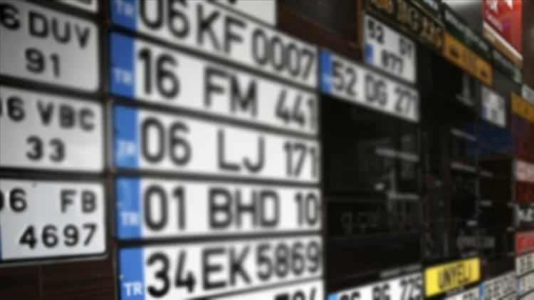 <p>Ge&ccedil;ici trafik belgesi ve ge&ccedil;ici plakanın usuls&uuml;z kullanılması halinde 46 bin lira ceza verilecek ve ara&ccedil; 30 g&uuml;n trafikten men edilecek. Bir yıl i&ccedil;inde tekrarında ceza 140 bin liraya &ccedil;ıkacak.</p>
