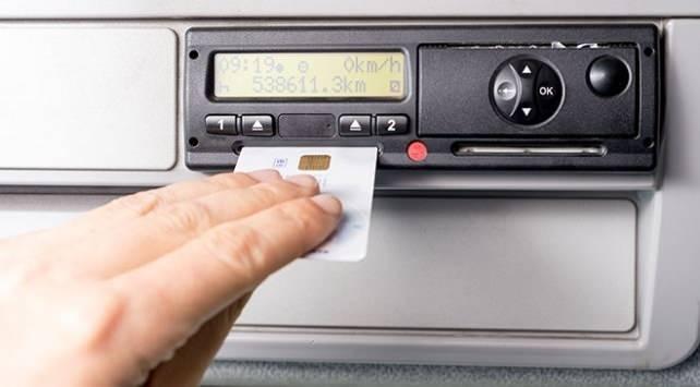 <p><span style="color:#B22222"><strong>TAKOGRAFSIZ ARACA 75 BİN TL CEZA</strong></span></p>

<p>Takograf ve hız sınırlayıcı bulundurmayan veya kullanmayanlara 75 bin lira ceza uygulanacak.</p>

<p>Takograf kullanım kurallarına aykırı davrananlara 3 bin lira, cihaz ayar ve kalibrasyon kurallarına uymayanlara 10 bin lira, kayıt saklama y&uuml;k&uuml;ml&uuml;l&uuml;ğ&uuml;n&uuml; ihlal edenlere 20 bin lira ceza verilecek.</p>
