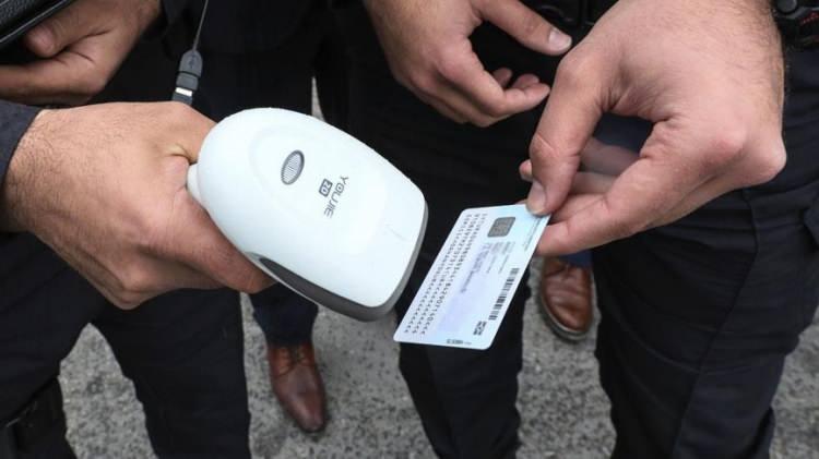 <p><span style="color:#B22222"><strong>EHLİYETSİZ TRAFİĞE &Ccedil;IKANA 200 BİN TL CEZA</strong></span></p>

<p>Ehliyetsiz ara&ccedil; kullananlara 40 bin lira ceza kesilecek. Ehliyeti ge&ccedil;ici olarak alınmış ya da iptal edilmiş olduğu halde ara&ccedil; kullananlara 200 bin lira ceza uygulanacak.</p>
